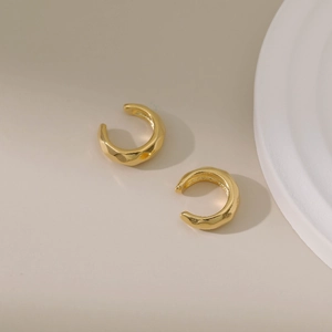 Manchettes d'oreilles minimalistes plaquées or 18 carats avec texture martelée et polie