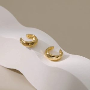 Manchette d'oreille losange plaquée or 18 carats avec finition martelée texturée