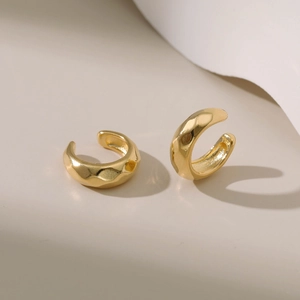 Détail de boucles d'oreilles plaquées or 18 carats au design géométrique martelé élégant