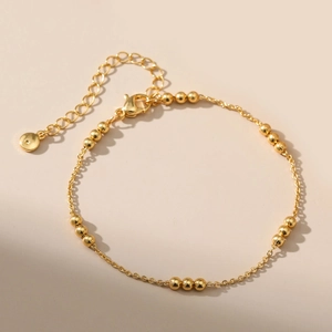 Minimalistisches Armband mit 18 Karat Vergoldung, verstellbaren Perlen und Karabinerverschluss
