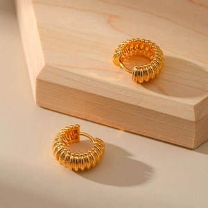 Gepolijste 18K vergulde chunky oorringen met een elegant gedraaid croissant design