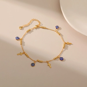 Détail de la chevillère plaquée or 18K avec breloques œil bleu et petites croix