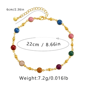 Détail d'une chevillère en or avec perles colorées, chaîne de 22cm et extension de 6cm