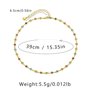 Dettaglio della collana con zirconi colorati, lunghezza 39 cm e catena di regolazione