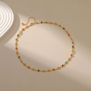 Dettaglio della collana placcata in oro 18 carati con zirconi tondi colorati