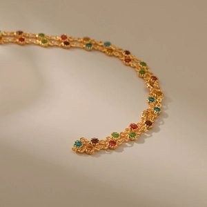 Collana placcata oro 18K con zirconi colorati incastonati su una doppia catena sottile