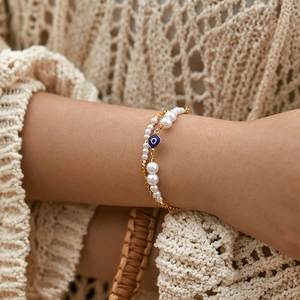Bracciale boho a doppio strato con perle bianche, ciondolo malocchio e catena in oro 18K