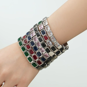 Bracciali in acciaio inossidabile con pietre geometriche in vetro colorato su un modello