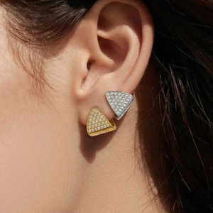 Eleganti orecchini a triangolo con zirconi scintillanti e finitura bicolore di lusso