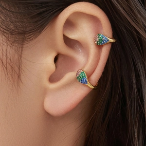 Boucles d'oreilles goutte en or 18 carats avec zircons colorés sur oreille