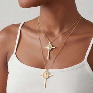 Collana a doppio strato placcata oro 18k con pendente a croce e medaglia Madonna