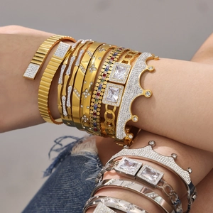 Set aus 18 Karat vergoldeten Kronen-Armreifen mit Zirkonia und geometrischen Mustern