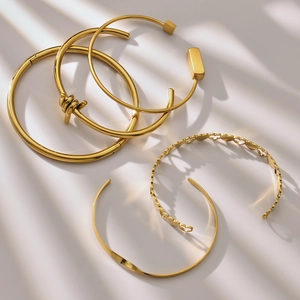 Set di bracciali in acciaio inossidabile placcato oro 18k con design a cuore e geometrico