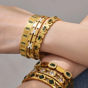 Luxurious 18k gold plated stainless steel bracelet set with emerald green zircon stones