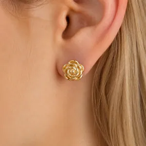 Elegante 3D-Rosenohrstecker aus goldenem Edelstahl für stilvolle Frauen online