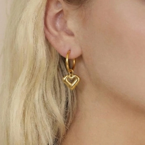 Pendientes de aro con colgante de corazón hueco en acero bañado en oro de 18K
