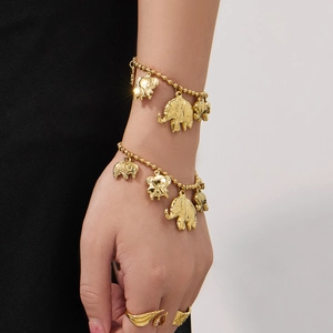 Goldenes Elefanten-Charm-Armband und Boho-Ringe Set aus Edelstahl auf Perlenketten