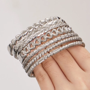 Set di bracciali argentati a strati con ciondoli a cuore e motivi geometrici da donna