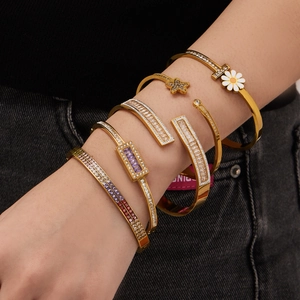Set de seis pulseras de acero inoxidable dorado con circón cuadrado y dijes vintage