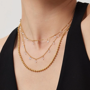 Elegantes mehrlagiges Gold-Edelstahl-Halsketten-Set mit Zirkon-Anhängern am Model