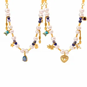 Detail van kralenkettingen met zoetwaterparels, kleurrijke stenen en 18K gouden bedels