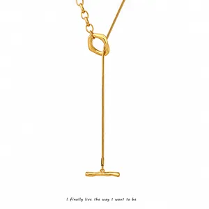 Detail van de 18K vergulde roestvrijstalen Y-ketting met een onregelmatige ronde hanger