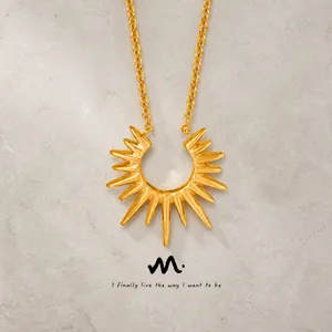 Detail van de 18K vergulde zonnestraal hanger ketting met een stralend stekelig ontwerp