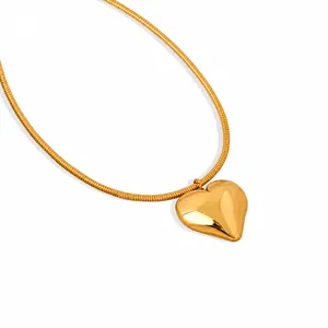 Detail van vergulde hartvormige hanger met fijne slangenketting in 18K goudlaag