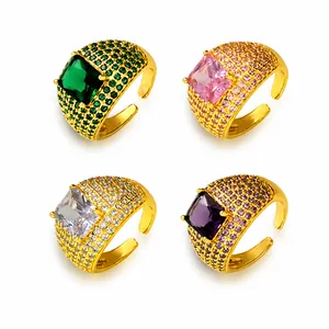 Detail van verstelbare 18K vergulde ringen met rechthoekige kleurrijke zirkonia stenen