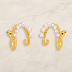 Detail van elegante vergulde U-vormige ear cuffs met zes witte gradiënt parels