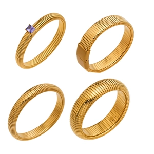 Lot de quatre bracelets tubogas dorés à côtes avec incrustation de pierre précieuse violette