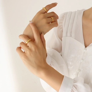 Chic 18K gold plated stainless steel ring with zircon stones in a retro matte finish