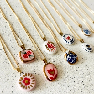 Collier en acier inoxydable plaqué or 18K avec pendentifs floraux en céramique