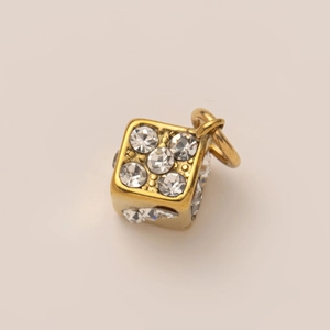 Dettaglio del ciondolo a dado placcato oro 18K con cristalli di zirconia lucidi