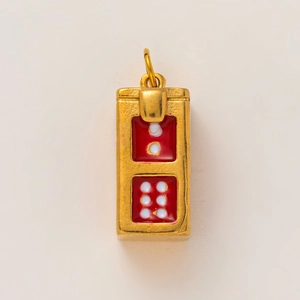 Détail macro du pendentif cocktail en émail rouge et acier inoxydable plaqué or 18K
