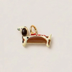 Dettaglio del ciondolo smaltato creativo a forma di bassotto hot dog con anello oro