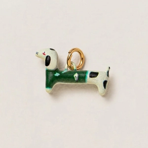 Ciondolo artistico a forma di bassotto in smalto verde e crema con anello d'oro