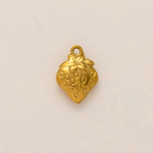 Dettaglio del ciondolo a fragola placcato oro 18K con texture di semi fini