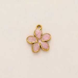 Dettaglio di un ciondolo a fiore di ciliegio placcato oro 18K con smalto rosa