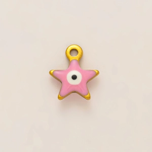 Dettaglio del ciondolo a stella in smalto rosa con motivo malocchio e placcatura oro