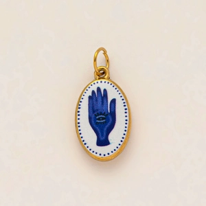 Détail macro du pendentif Main de Fatma plaqué or 18K avec touches d'émail bleu