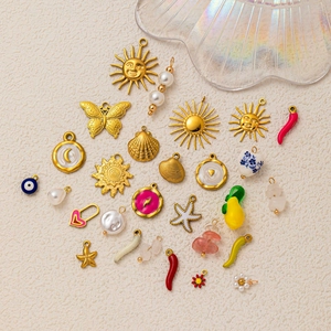 Colgantes de acero inoxidable bañados en oro 18K con sol mariposa y estrella de mar