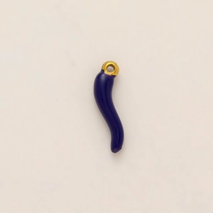 Dettaglio macro del ciondolo corno italiano in smalto viola con gancio placcato oro 18K