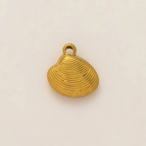Detalle macro del colgante de concha dorada con crestas texturizadas para joyería DIY