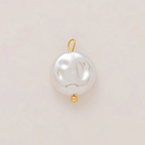 Detalle de un colgante de perla blanca con enganche chapado en oro para joyería DIY