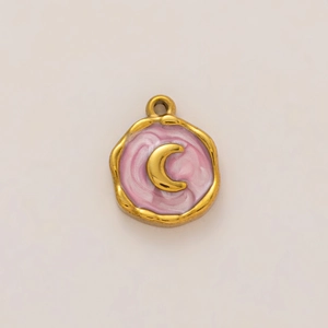 Detalle macro del colgante de oro 18K rosa fresa con emblema de luna y efecto de mármol