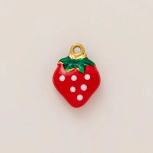 Detalle del colgante de fresa con esmalte rojo y anillo de suspensión chapado en oro 18K