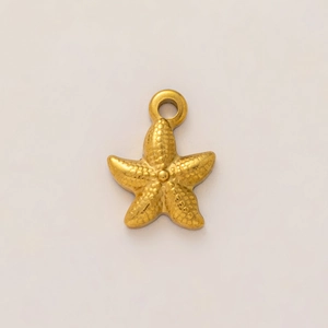Vista detallada del colgante de estrella de mar dorada con textura y baño de oro de 18K