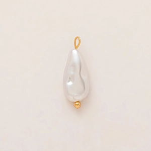 Detalle macro de colgante de perla barroca de agua dulce con gancho bañado en oro 18K