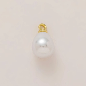 Detalle de colgante de perla en forma de gota bañada en oro para joyería DIY